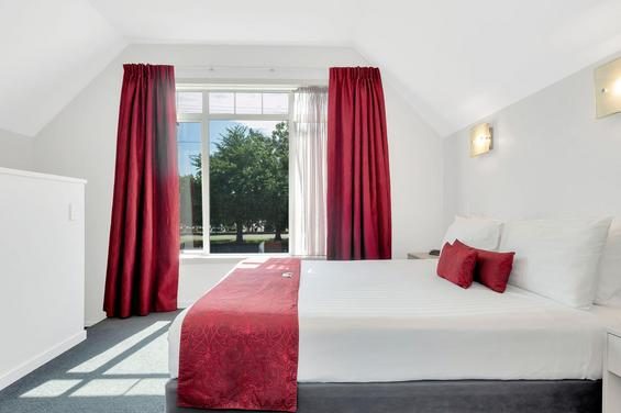 1 bedroom spa unit king-size bed