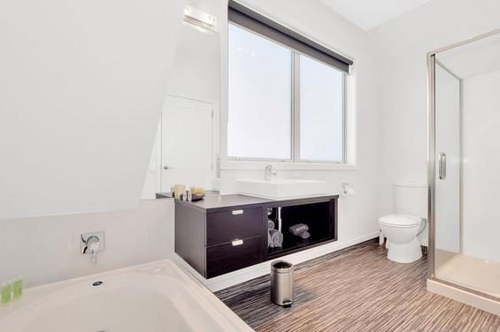 1 bedroom spa unit bathroom